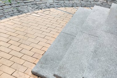 Granit taş basamaklar taştan fayanslardan eski şehrin yaya kaldırımına iniyor.. 