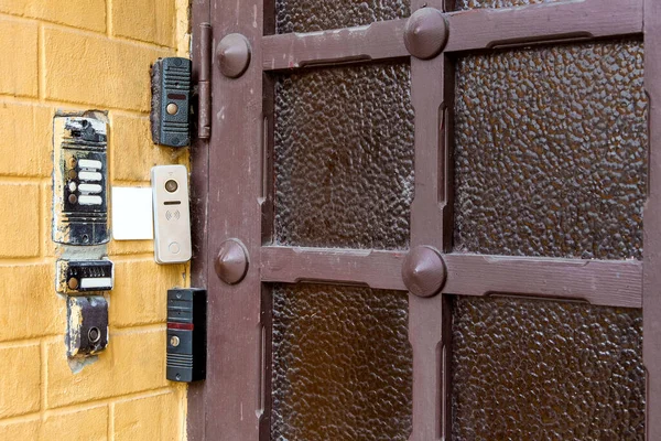 Několik Interkomů Elektronických Zámků Čipu Nebo Kartě Cihlové Zdi Venkovní — Stock fotografie