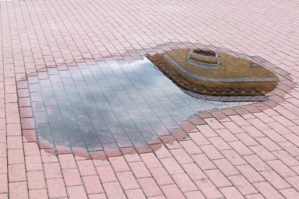 Louže Dešti Chodníku Kamenných Dlaždic Odraz Budovy Vodě Zavřítup Nikdo — Stock fotografie