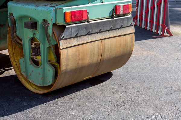 Rullo Ferro Paver Nuovo Tratto Strada Posato Illuminato Dal Sole — Foto Stock