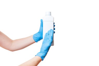 Elinde mavi tıbbi steril eldiven bulunan plastik kapaklı beyaz şişe logo için yeri olan Birleşmiş Milletler etiketli şişeye işaret ediyor. Beyaz arka planda izole edilmiş, kopyalama alanı olan yakın plan nesne..
