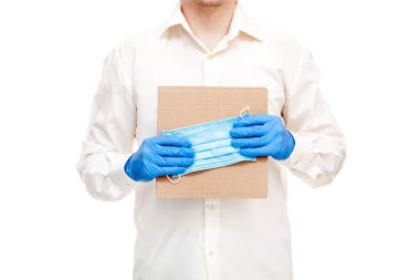 Medikal maskeleri, tıbbi grev temasını korumak için yetersiz araç kullanımını protesto etmek. Eldivenli bir tıp çalışanı beyaz üzerine yüzsüz maske takmış karton bir kağıt tutuyor..