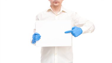 Üniformalı meçhul doktor protesto sembolü boş karton kağıt mavi tıbbi eldivenler içinde el ele tutuşup boş posterleri işaret ediyor, konsept taklit grevi sağlık görevlileri beyaz üzerine izole edilmiş tıbbi kriz.