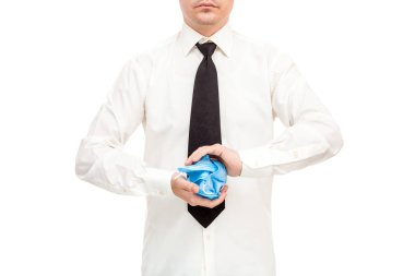 Beyaz gömlekli ve siyah kravatlı meçhul adam, beyaz karantina krizini protesto etmek için ellerinde işe yaramaz ve işe yaramaz tıbbi maskeler tutuyordu..