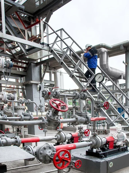 Der Arbeiter Der Ölraffinerie Ist Ingenieur Kommt Die Obere Etage — Stockfoto