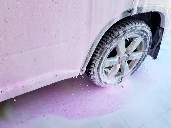 汚れた車を洗浄し Suvのボディの世話のための車の洗浄 アクティブフォームとワックスで覆われたホイールとドアとフェンダーのクローズアップ — ストック写真