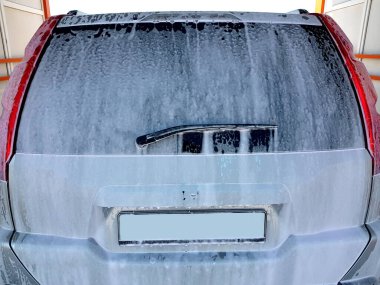 Araba yıkamak için köpük köpüklü cam silecekli arka bagaj kapağı, oto yıkama servisinde fotokopi alanı olan kimse yok..