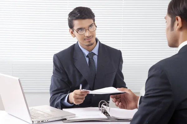 Mann übergibt Dokument an einen anderen Mann — Stockfoto