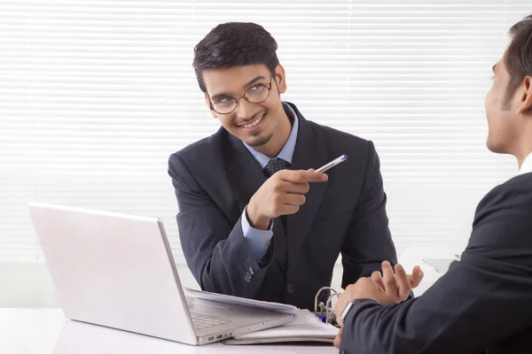 Männer diskutieren über Arbeit — Stockfoto