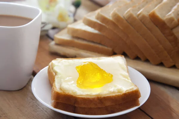 Gebutterter Toast mit Marmelade — Stockfoto