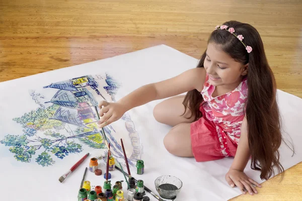 Menina sentada no chão e pintura — Fotografia de Stock