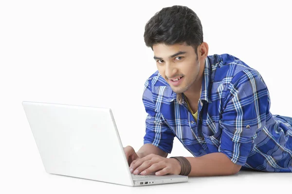 Homem usando um laptop — Fotografia de Stock