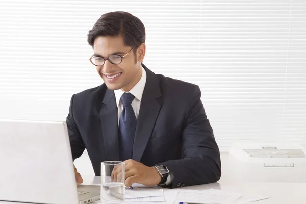 Man working on laptop computer — Stock Photo, Image