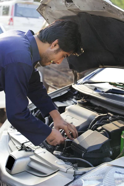 Mecânico de reparação do motor do carro — Fotografia de Stock