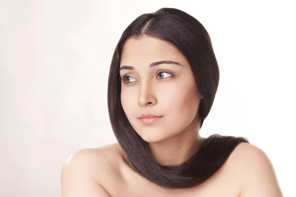 Mulher com o cabelo enrolado em torno do pescoço — Fotografia de Stock