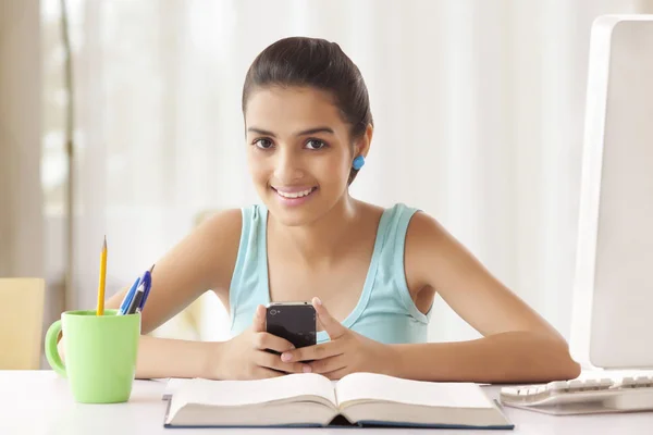 Teenage Girl using cell phone — Stock Photo, Image