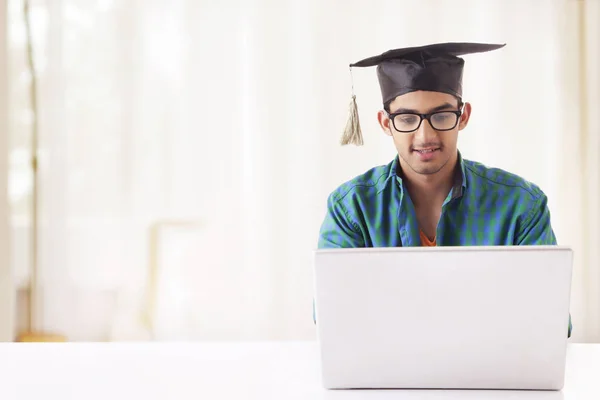 Student met behulp van een laptop — Stockfoto