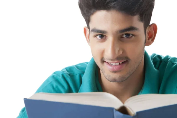 Homem lendo um livro — Fotografia de Stock