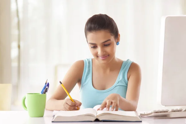 Adolescente estudiante Chica estudiando —  Fotos de Stock