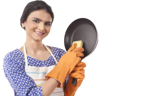 Indiase vrouw met keuken gebruiksvoorwerp — Stockfoto