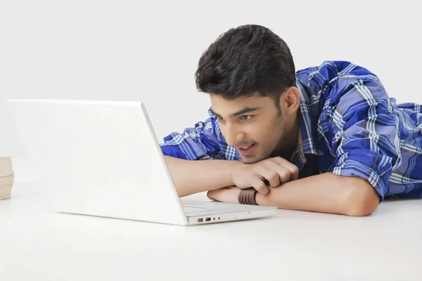 Homem usando um laptop — Fotografia de Stock