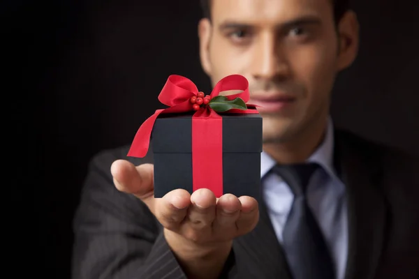 Mężczyzna trzymający pudełko z prezentami — Zdjęcie stockowe