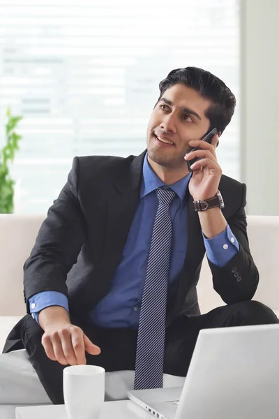 Empresario hablando por teléfono móvil — Foto de Stock