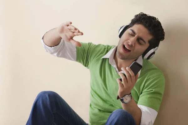 Jovem segurando telefone — Fotografia de Stock