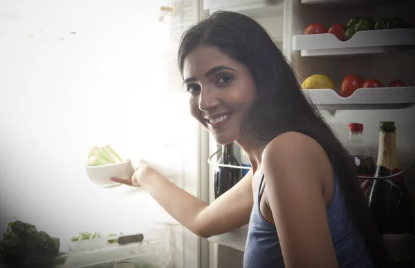 Mulher manter comida na geladeira — Fotografia de Stock