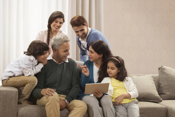 Familie schaut auf digitales Tablet — Stockfoto