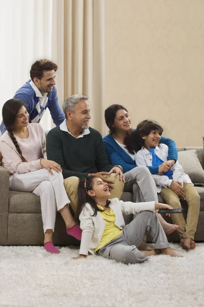 Felice famiglia guardando la televisione — Foto Stock