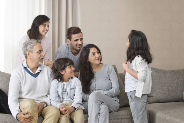 Ritratto di famiglia multigenerazionale — Foto Stock