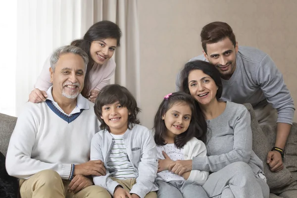 Família multi-geração no sofá — Fotografia de Stock