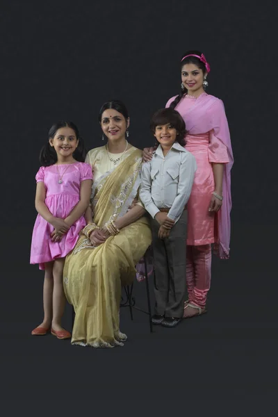 Indiano família de três gerações — Fotografia de Stock