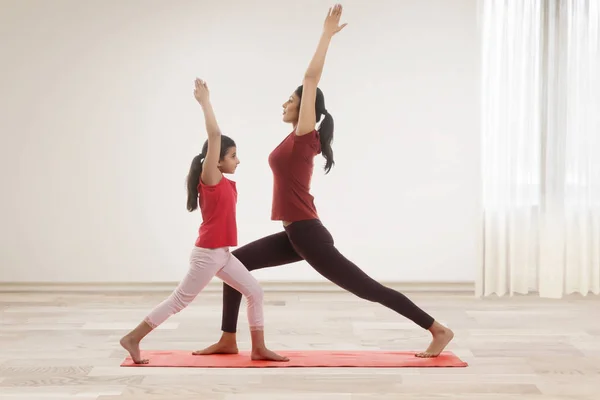 Matka i córka ćwiczą jogę — Zdjęcie stockowe