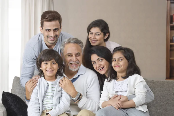 Famiglia multi-generazione sul divano — Foto Stock