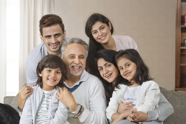 Ritratto di famiglia sorridente multi-generazione — Foto Stock
