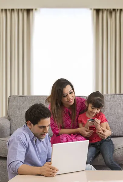 Famiglia con carta di credito — Foto Stock