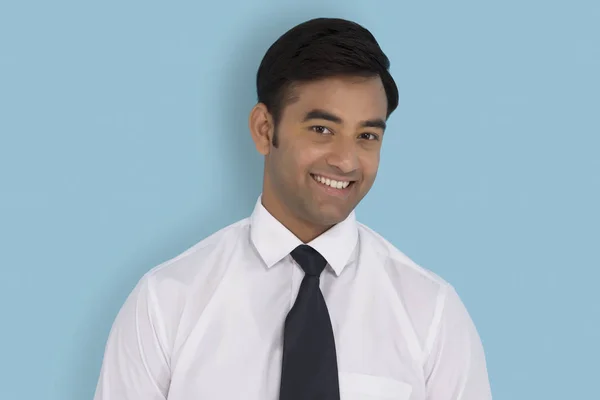 Улыбающийся индийский бизнесмен — стоковое фото