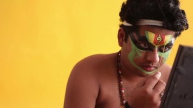 Kathakali dansçısı makyajına son rötuşları yapıyor.. 