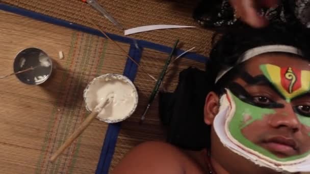 Kathakali Bailarín Acostado Chatai Durante Maquillaje — Vídeo de stock