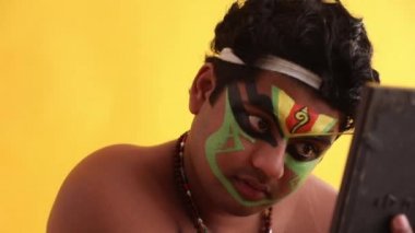 Geleneksel Kathakali dansçısının makyajına son rötuşları yaparken.. 