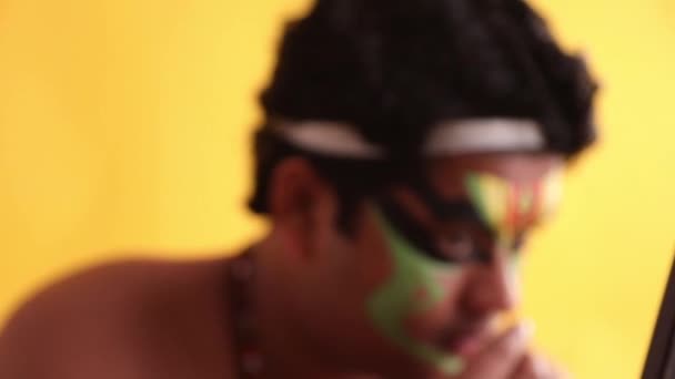 Gros Plan Danseur Kathakali Traditionnel Donnant Une Touche Finale Son — Video