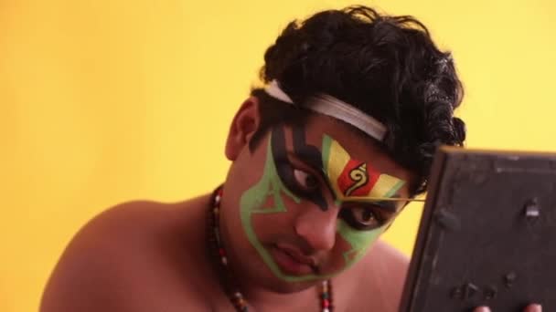 Kathakali Χορευτής Δίνοντας Τελευταίες Πινελιές Για Μακιγιάζ Του — Αρχείο Βίντεο