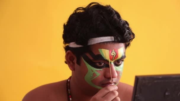 Kathakali Bailarín Dando Toques Finales Maquillaje — Vídeo de stock