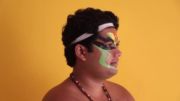 Bailarina Kathakali Mostrando Etapa Inicial Maquillaje — Vídeo de stock