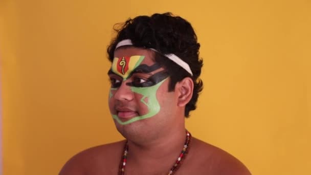 Bailarina Kathakali Mostrando Etapa Inicial Maquillaje — Vídeo de stock