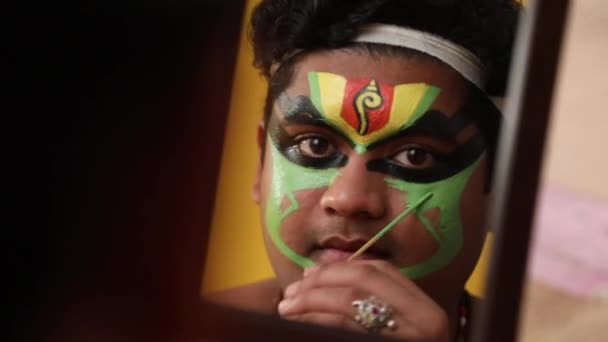 Kathakali Dansare Ser Sig Spegeln Och Applicerar Grön Färg Ansiktet — Stockvideo