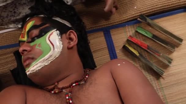 Kathakali Χορευτής Κοιμάται Κατά Δεύτερο Στάδιο Του Μακιγιάζ — Αρχείο Βίντεο