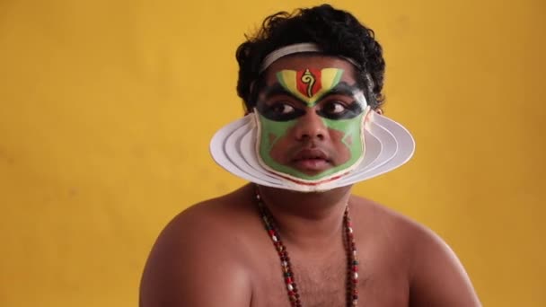 Kathakali Tänzerin Spricht Während Sie Die Form Von Chutty Überprüft — Stockvideo